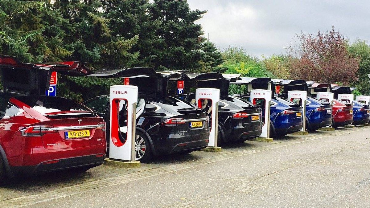 Станции Supercharger станут платными для Tesla, выпущенных с 1 января 2017 г.