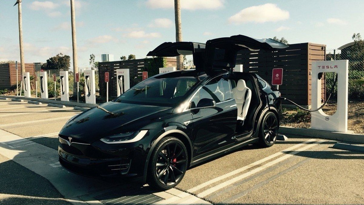 Electric Motors Club: Tesla тратит на инновационные разработки втрое больше других автопроизводителей [инфографика]