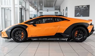 Lamborghini Huracán Sterrato оранжевого цвета 2024 года на 19 колёсах фото 2