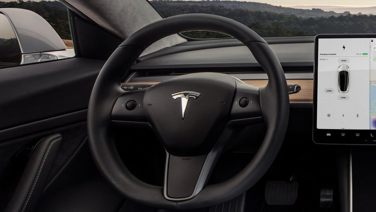 Новое обновление прошивки Tesla: текстовые сообщения, голосовые команды и распознавание дорожных знаков и сигналов светофоров