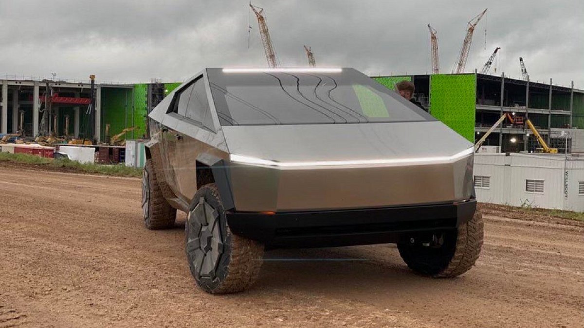 Tesla Cybertruck получит четыре поворотных колеса с отдельными моторами