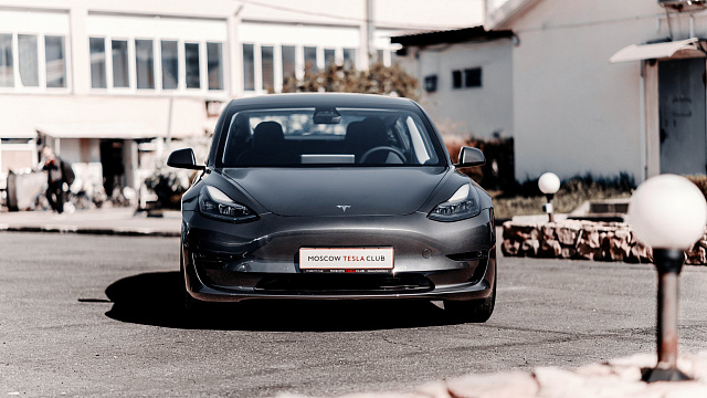 Обои Tesla Model 3 серая вид спереди