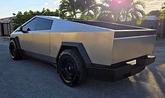 Tesla Cybertruck All-Wheel Drive серебристого цвета 2025 года на 20 колёсах фото 4