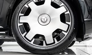 Mercedes-Benz Maybach EQS 680 4MATIC черного цвета 2024 года на 22 колёсах фото 5