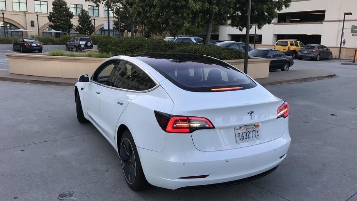 Звуки Tesla — направленный назад гудок и изменяемые звуки оповещения пешеходов