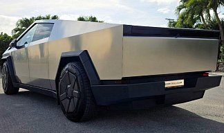 Tesla Cybertruck All-Wheel Drive серебристого цвета 2024 года на 20 колёсах фото 4