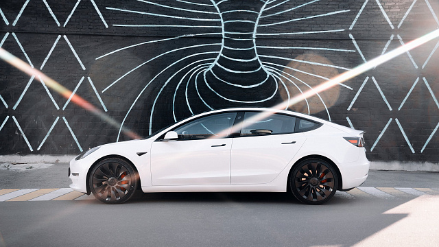 Обои Tesla Model 3 белая вид сбоку