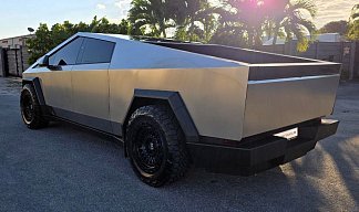 Tesla Cybertruck All-Wheel Drive серебристого цвета 2025 года на 20 колёсах фото 3