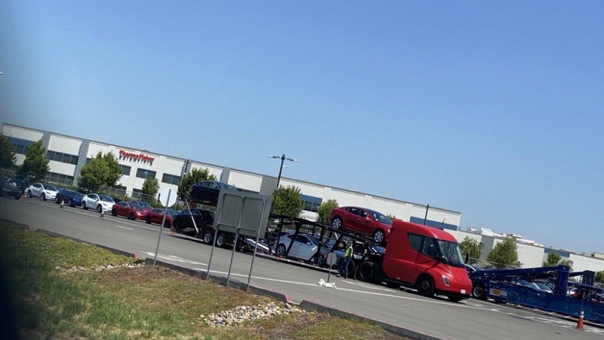 Tesla использует прототип Semi для доставки электрокаров клиентам