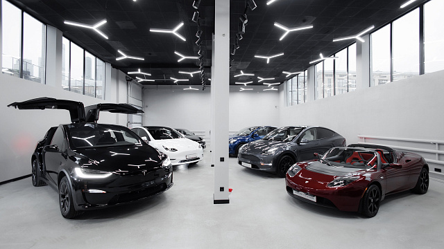 Обои Tesla Model X черного цвета в окружении других Tesla