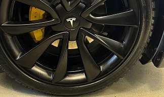 Tesla Model 3 Long Range голубого цвета 2020 года на 19 колёсах фото 5