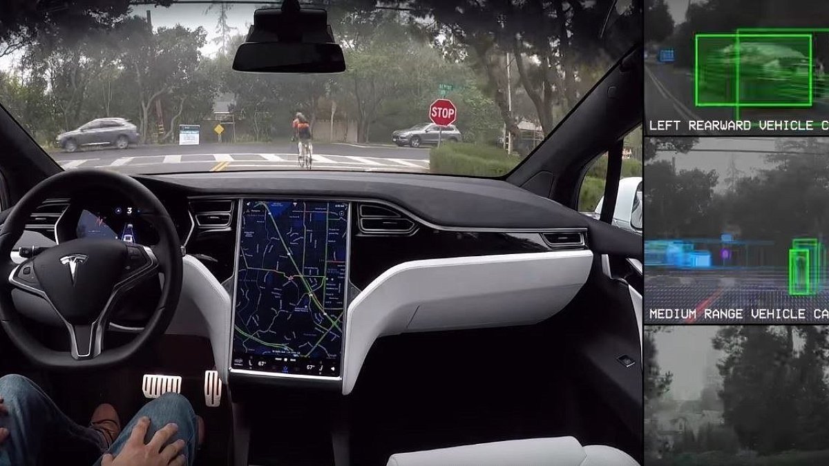 Tesla добавляет функции в машины с новым оборудованием автопилота