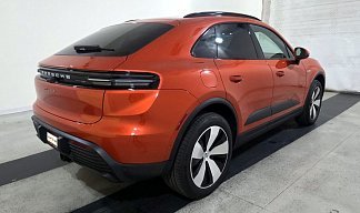 Porsche Macan 4 красного цвета 2024 года на 20 колёсах фото 4