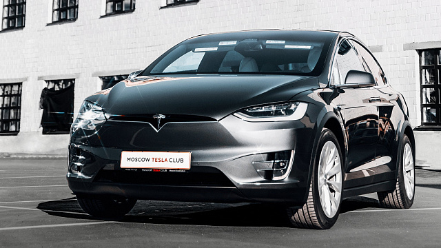 Обои Tesla Model X серого цвета на фоне завода