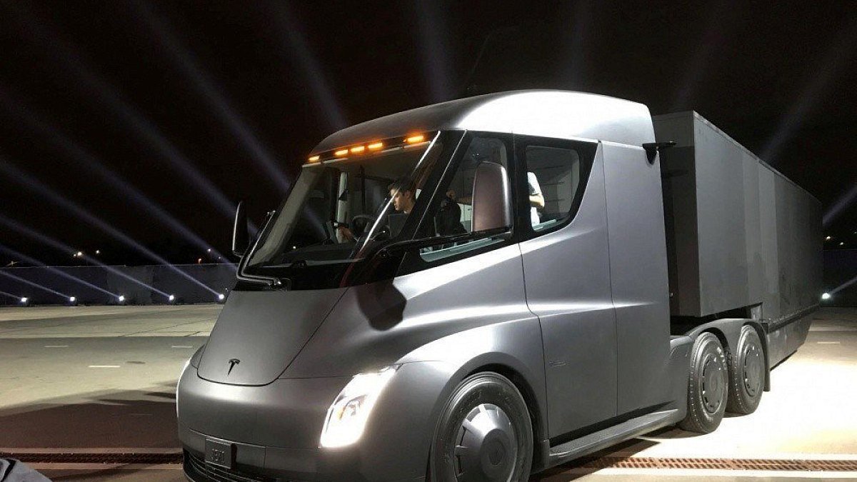 40 грузовиков Tesla Semi будут возить пиво Budweiser