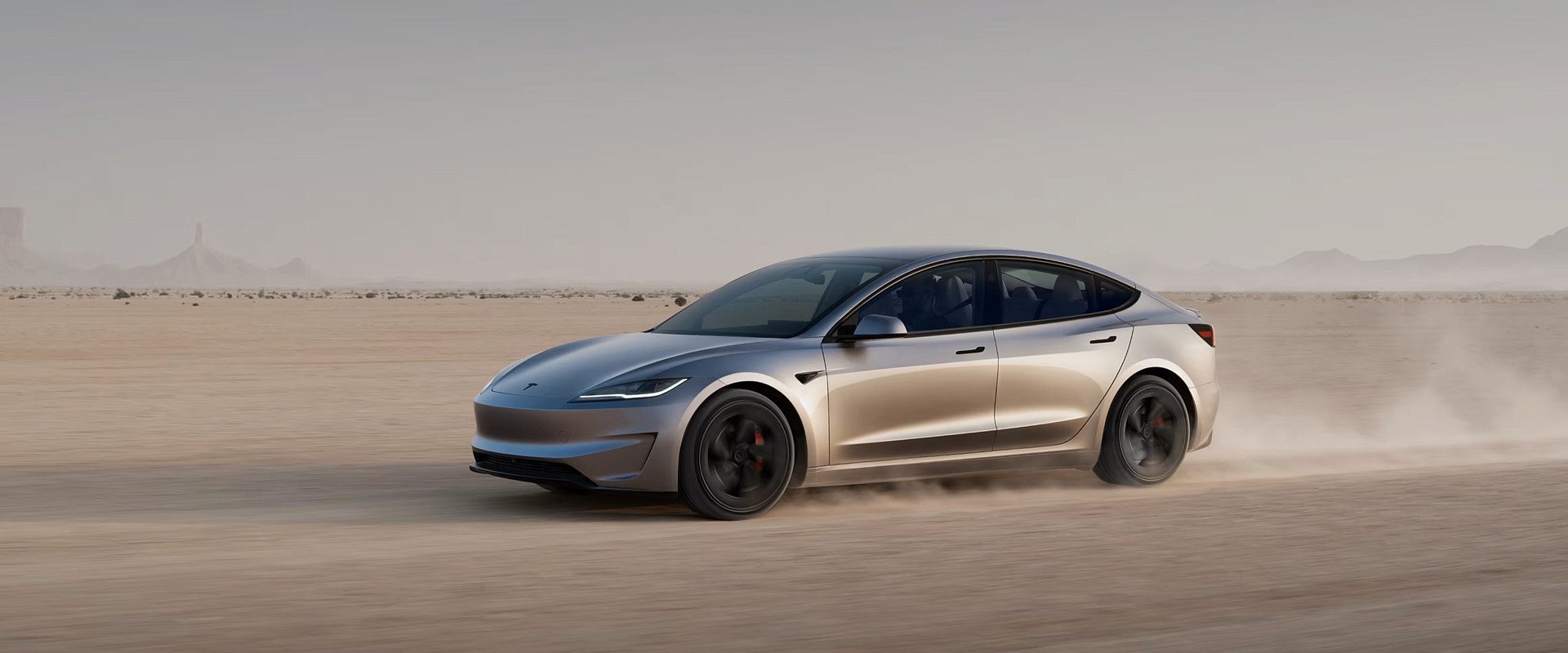 Tesla Model 3 2025 года в пустыне