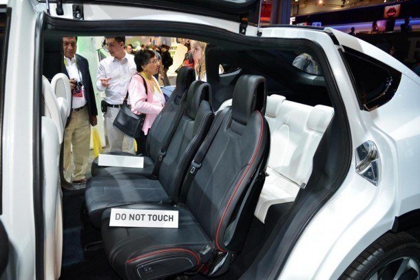 Krossover-Tesla-Model-X-predstavili-posetitelyam-CES-2015-06-610x407